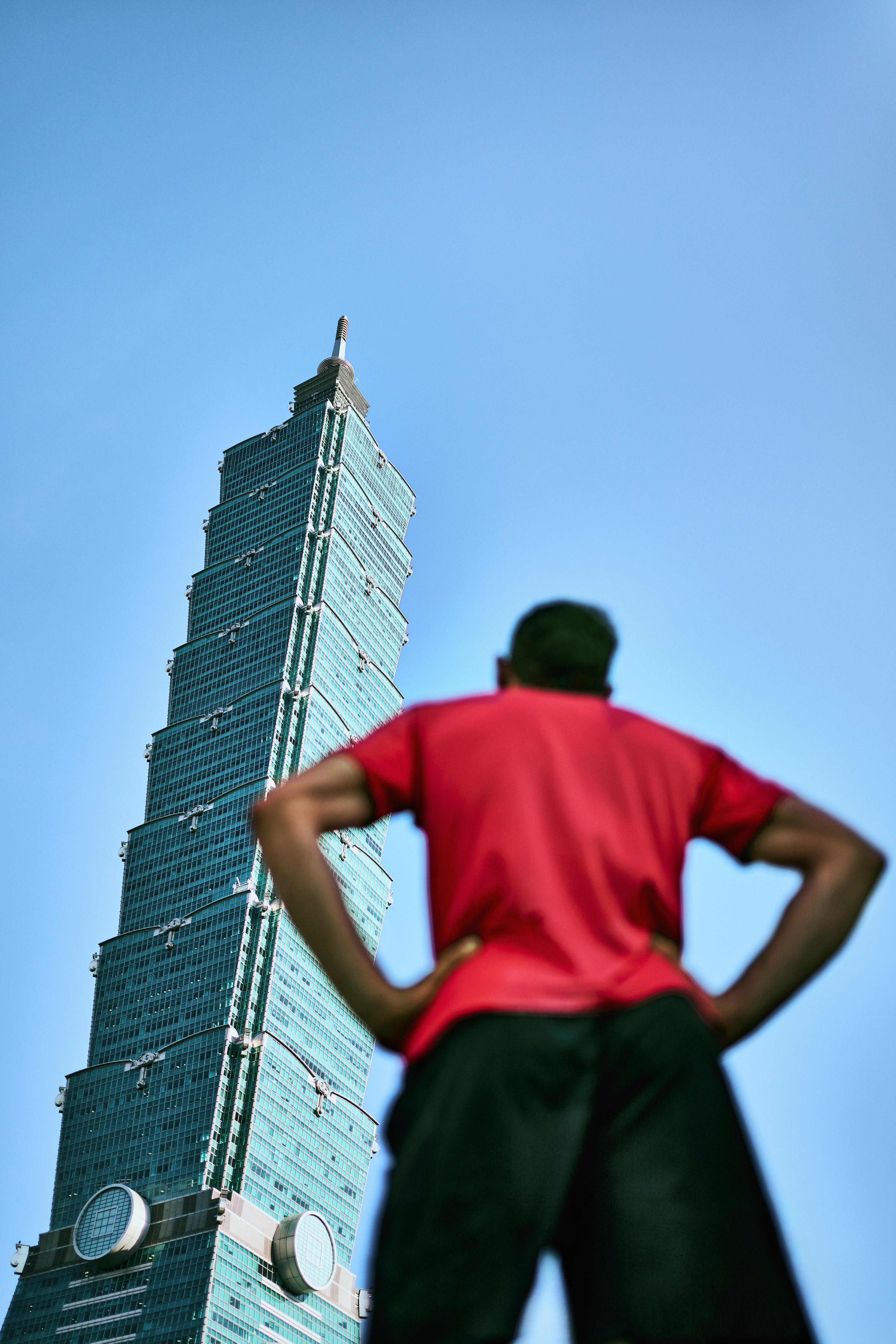 Person blickt zum Wolkenkratzer Taipei 101 hinauf