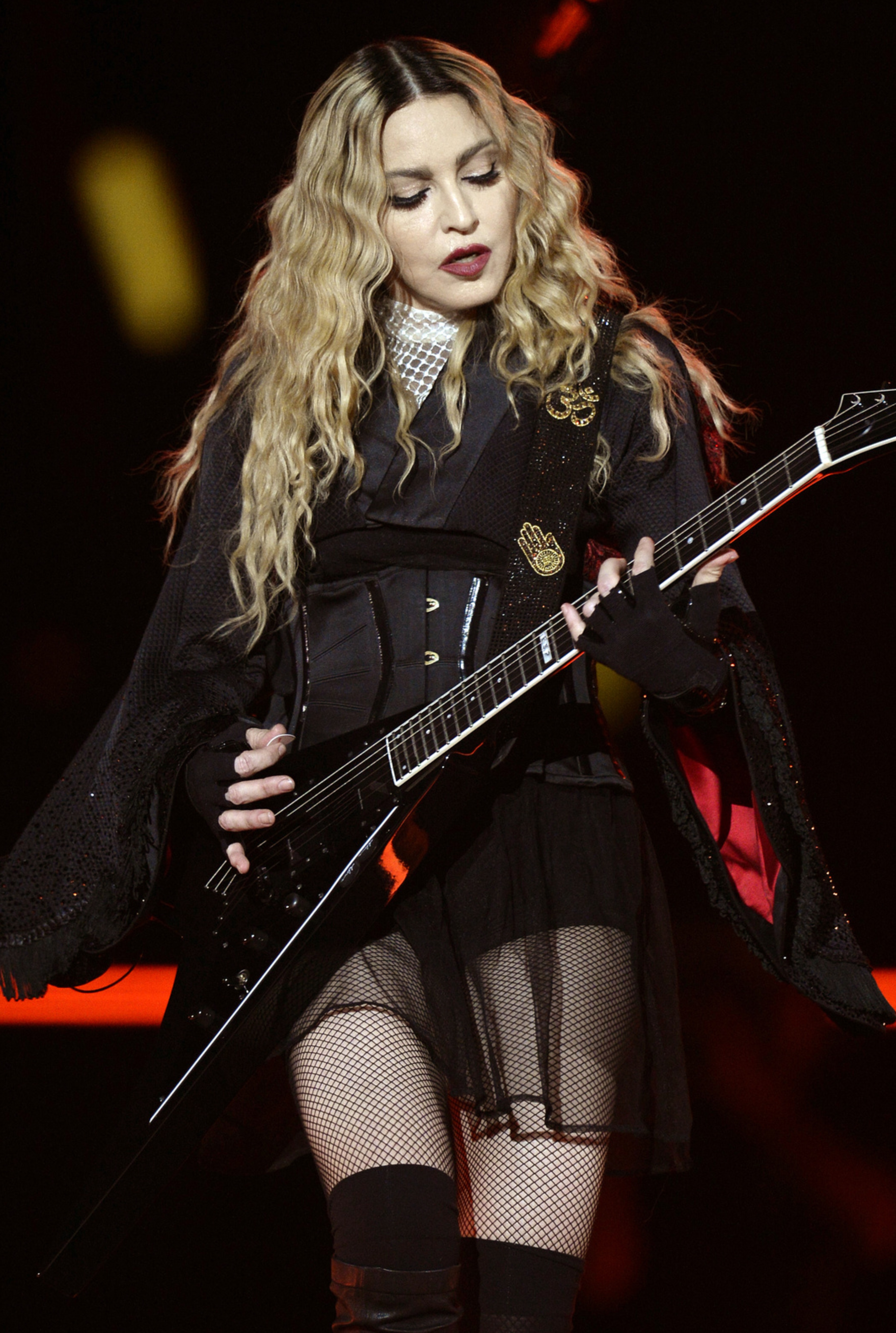 Madonna mit E-Gitarre auf der Bühne